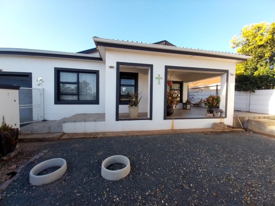 3 Bedroom Property for Sale in Van Riebeeck Park Western Cape